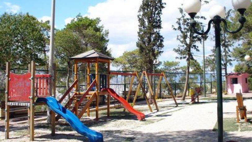 Τρίκαλα: Μητέρα χαστούκισε και έβρισε 8χρονο σε παιδική χαρά επειδή πείραξε τον γιο της