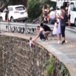 Άντρας κρατάει μικρό αγόρι σε γκρεμό για να βγάλει φωτογραφία