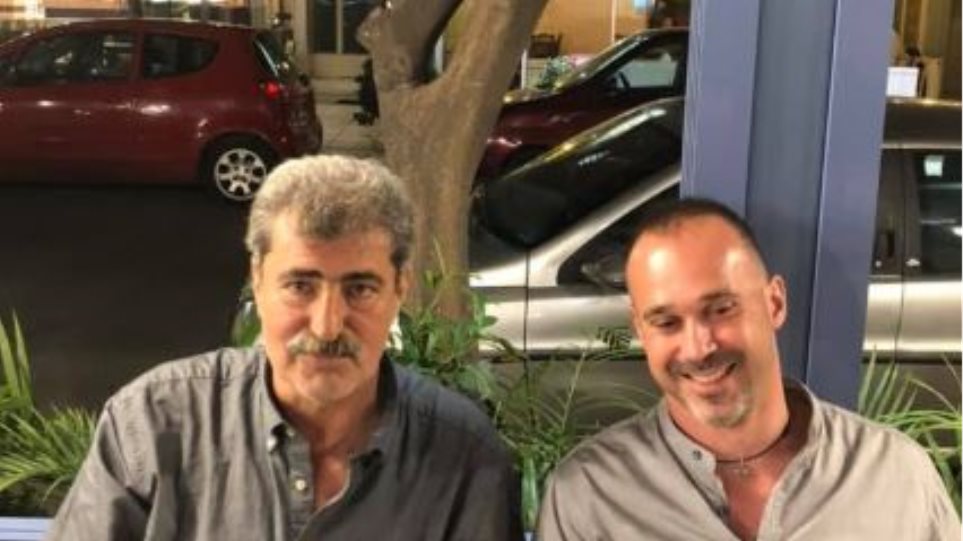 Παύλος Πολάκης: Φωτογραφίζεται με τον αστυνομικό που κατηγορείται ότι εμπόδισε σύλληψη διαδηλωτή