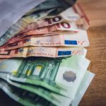 534 ευρώ: Ποιοι δικαιούχοι θα δουν σήμερα λεφτά στους λογαριασμούς τους