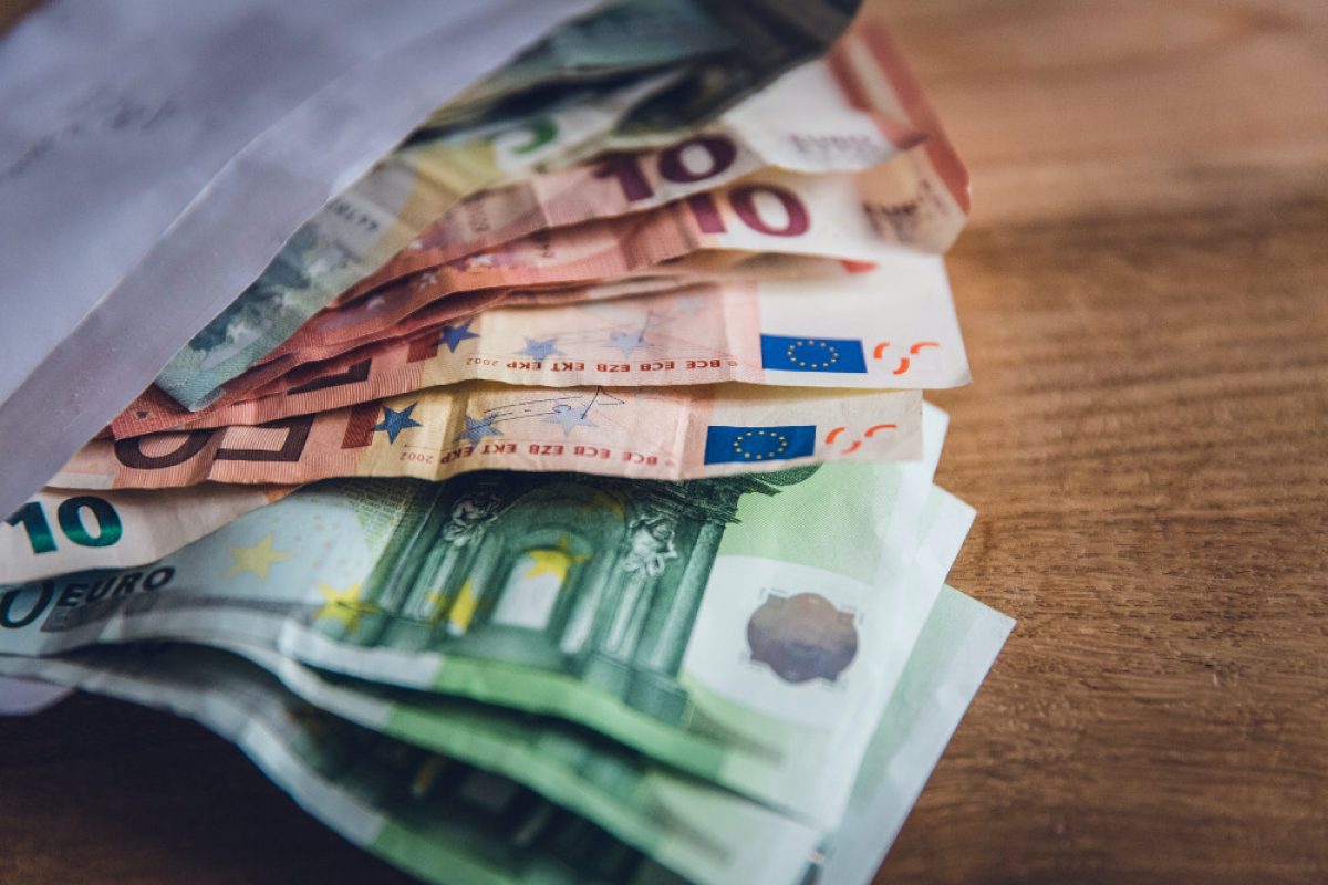 534 ευρώ: Ποιοι δικαιούχοι θα δουν σήμερα λεφτά στους λογαριασμούς τους