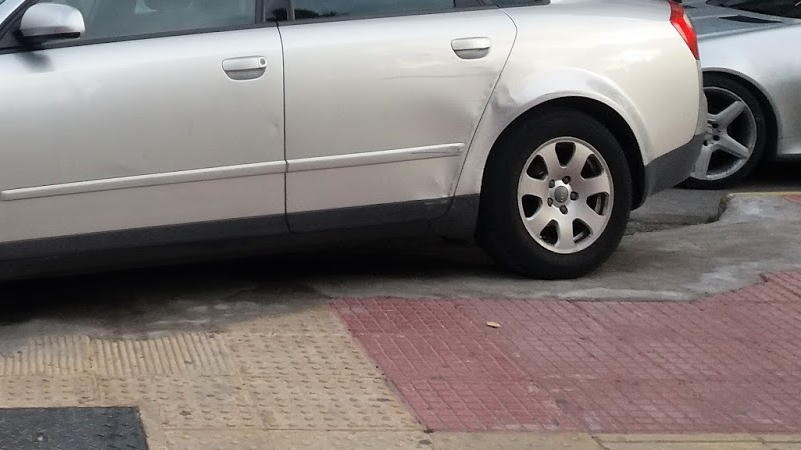 Ζευγάρι πάρκαρε σε ράμπα ΑΜεΑ γιατί όπως είπαν «ποιος ανάπηρος κυκλοφορεί βράδυ;»