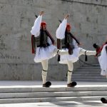 Καταγγελία για βασανιστήρια στην Προεδρική Φρουρά – Διέταξαν νεοσύλλεκτους να κοιτούν τον ήλιο επί μιάμιση ώρα