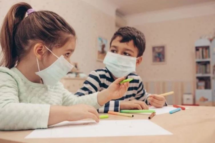 Τάκης Θεοδωρικάκος: «Δωρεάν μάσκες σε όλους τους μαθητές για όσο διάστημα χρειαστεί»