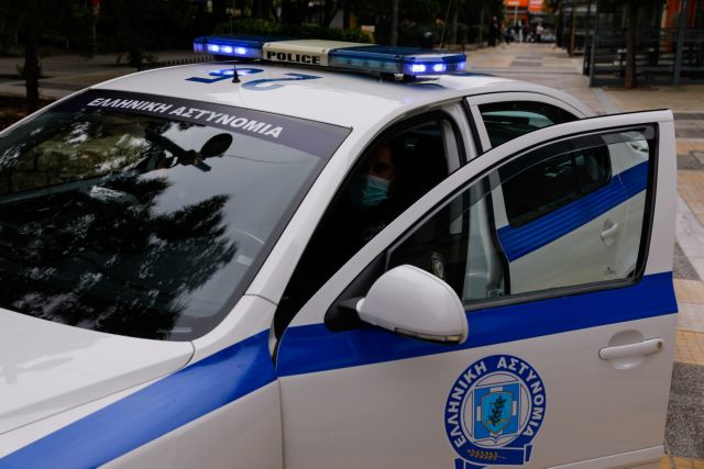 Κρήτη: Γυναίκα πήγε να σκάσει τα λάστιχα περιπολικού, μετά από έλεγχο σε ρεμπετάδικο