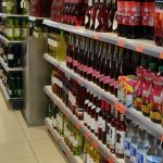 Πέθανε στο σούπερ μάρκετ, τον σκέπασαν με ομπρέλες και συνέχισαν την δουλειά τους