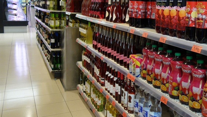 Πέθανε στο σούπερ μάρκετ, τον σκέπασαν με ομπρέλες και συνέχισαν την δουλειά τους