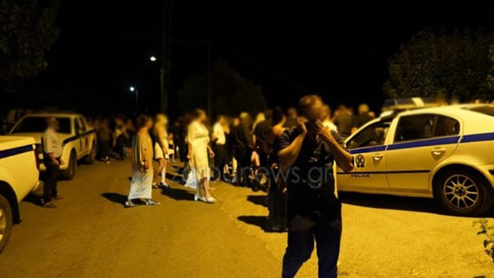 Κρήτη: Τα ΜΑΤ σε γάμο με 1.800 καλεσμένους - Η νύφη χόρευε στο δρόμο και όλοι έφευγαν με ταπεράκια