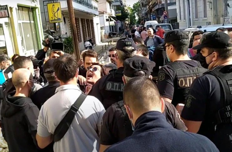Καρδίτσα: Διαμαρτυρίες πολιτών και ένταση με αστυνομικούς για Μητσοτάκη – Φώναζαν «παραιτηθείτε»
