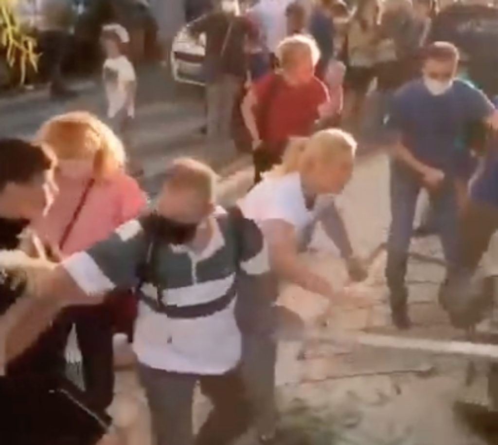 Απίστευτες εικόνες με γονείς να προσπαθούν να σπάσουν κατάληψη σε σχολείο στον Άλιμο