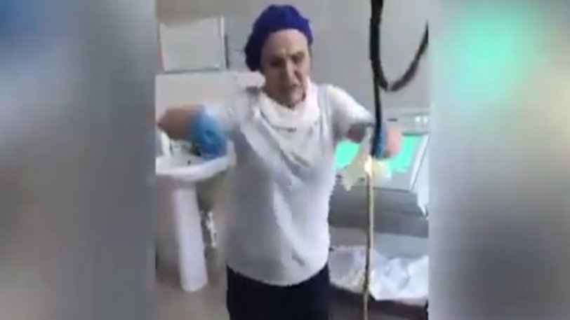 Γιατροί έβγαλαν φίδι μεγαλύτερο από ένα μέτρο από τον λαιμό μιας γυναίκας