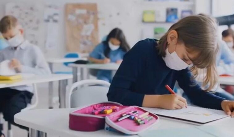 Βρετανία: Αποβολή για όποιον μαθητή βήξει ή φταρνιστεί επίτηδες στην τάξη