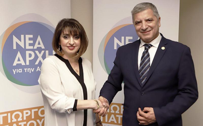 Περιφερειακή σύμβουλος βγήκε σε τηλεδιάσκεψη από την ξαπλώστρα στην παραλία