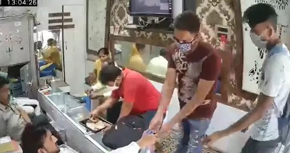 Ληστές εβαλαν αντισηπτικό πριν ληστέψουν το κοσμηματοπωλείο - Δείτε το Βίντεο