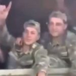 Αζέροι στρατιώτες αναχωρούν για το μέτωπο κάνοντας το σήμα των Γκρίζων Λύκων