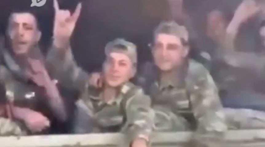 Αζέροι στρατιώτες αναχωρούν για το μέτωπο κάνοντας το σήμα των Γκρίζων Λύκων