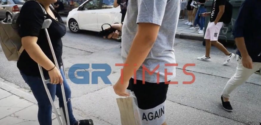 Θεσσαλονίκη: Μητέρα φωνάζει τoν γιo της επειδή φόρεσε μάσκα στο σχολείο