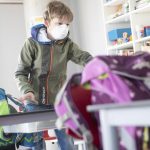 Ο Γολγοθάς τον γονιών: Τι γίνεται όταν ένα παιδί αρρωστήσει εν μέσω πανδημίας – Σε απόγνωση παιδίατροι και γονείς