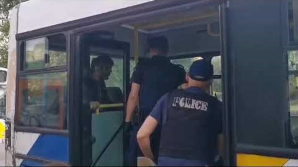Επιβάτης σε λεωφορείο: «Δεν πιστεύω στον κορoνoϊό, με προσβάλλει η χρήση μάσκας»