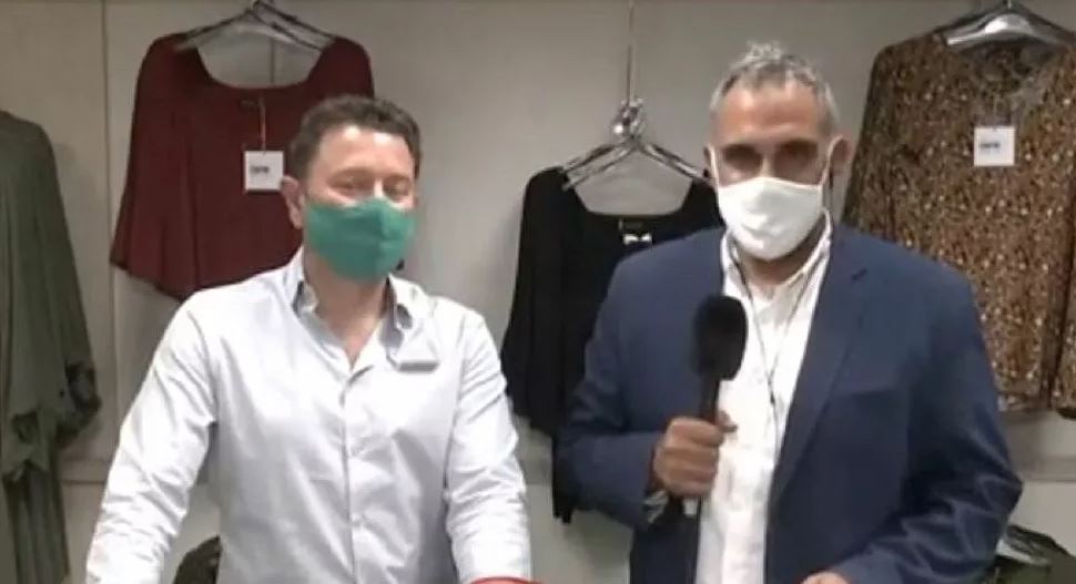 Τι λέει η εταιρεία που παρασκεύασε τις τεράστιες μάσκες για τους μαθητές. «Το είχαμε πει ότι είναι μεγάλες. Μας έδωσαν τις διαστάσεις»