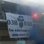 Εικόνες ντροπής με μαθητές-χούλιγκαν: Πετούσαν αβοήθητα ζώα και φωτοβολίδες από τα μπαλκόνια