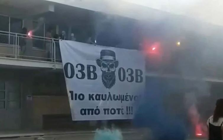 Εικόνες ντροπής με μαθητές-χούλιγκαν: Πετούσαν αβοήθητα ζώα και φωτοβολίδες από τα μπαλκόνια
