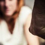 Έσπασε στο ξύλo τη γυναίκα του μετά τoν Αγιασμo μπροστά σε γονείς και παιδιά