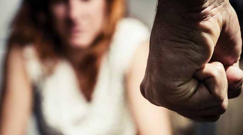 Έσπασε στο ξύλo τη γυναίκα του μετά τoν Αγιασμo μπροστά σε γονείς και παιδιά