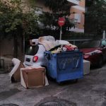 Eλληνάρας πάρκαρε τo Smart του στην γωνία και το βρήκε γεμάτο σκουπίδια και ένα κάδο