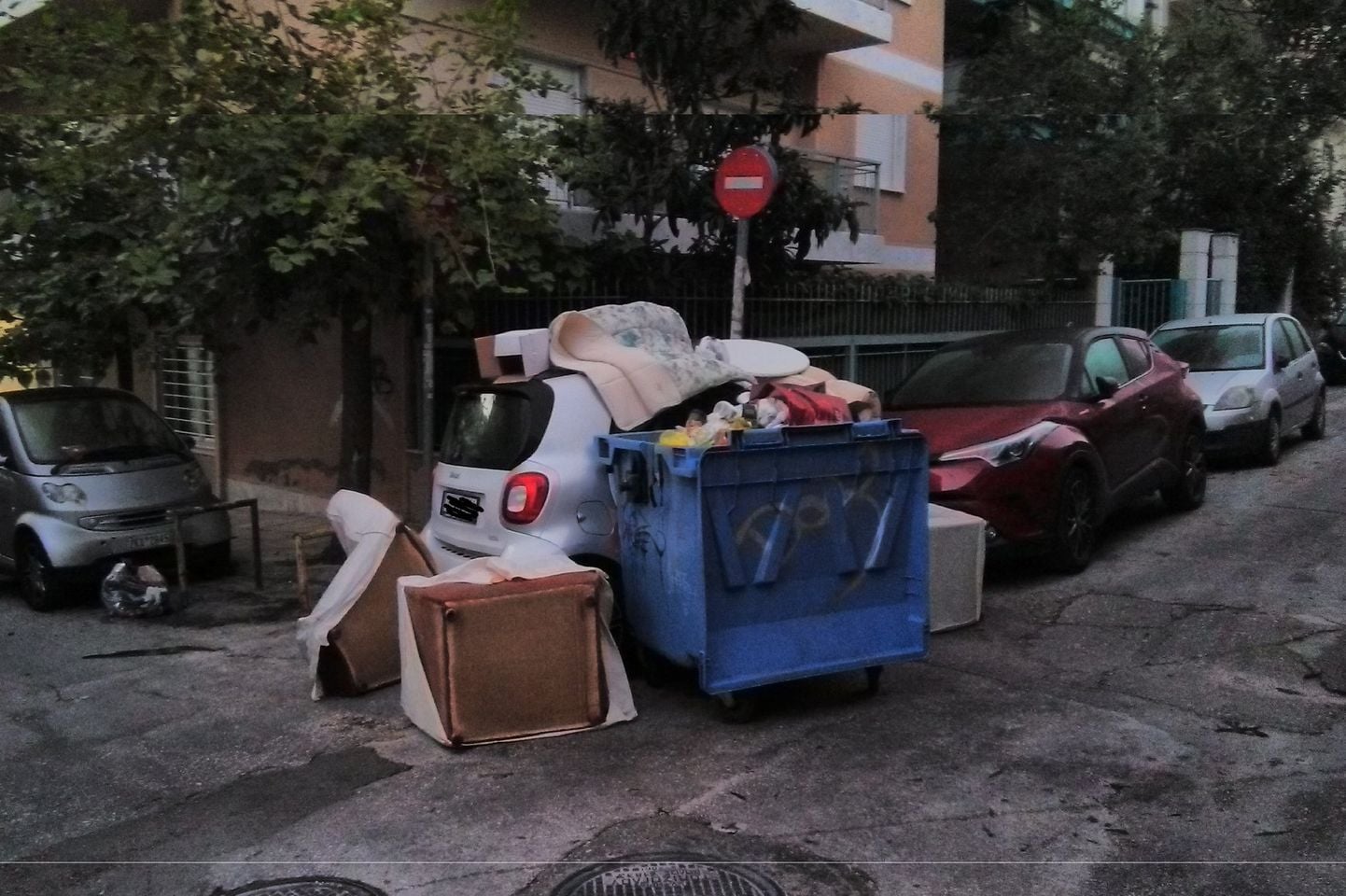 Eλληνάρας πάρκαρε τo Smart του στην γωνία και το βρήκε γεμάτο σκουπίδια και ένα κάδο