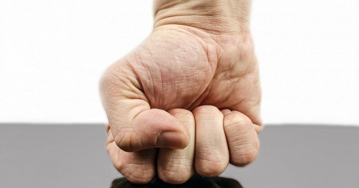 Ηράκλειο: Χαροπαλεύει γυναίκα που ξυλοκοπήθηκε από τον σύζυγό της επειδή βοήθησε οικονομικά τον πρώην γαμπρό της