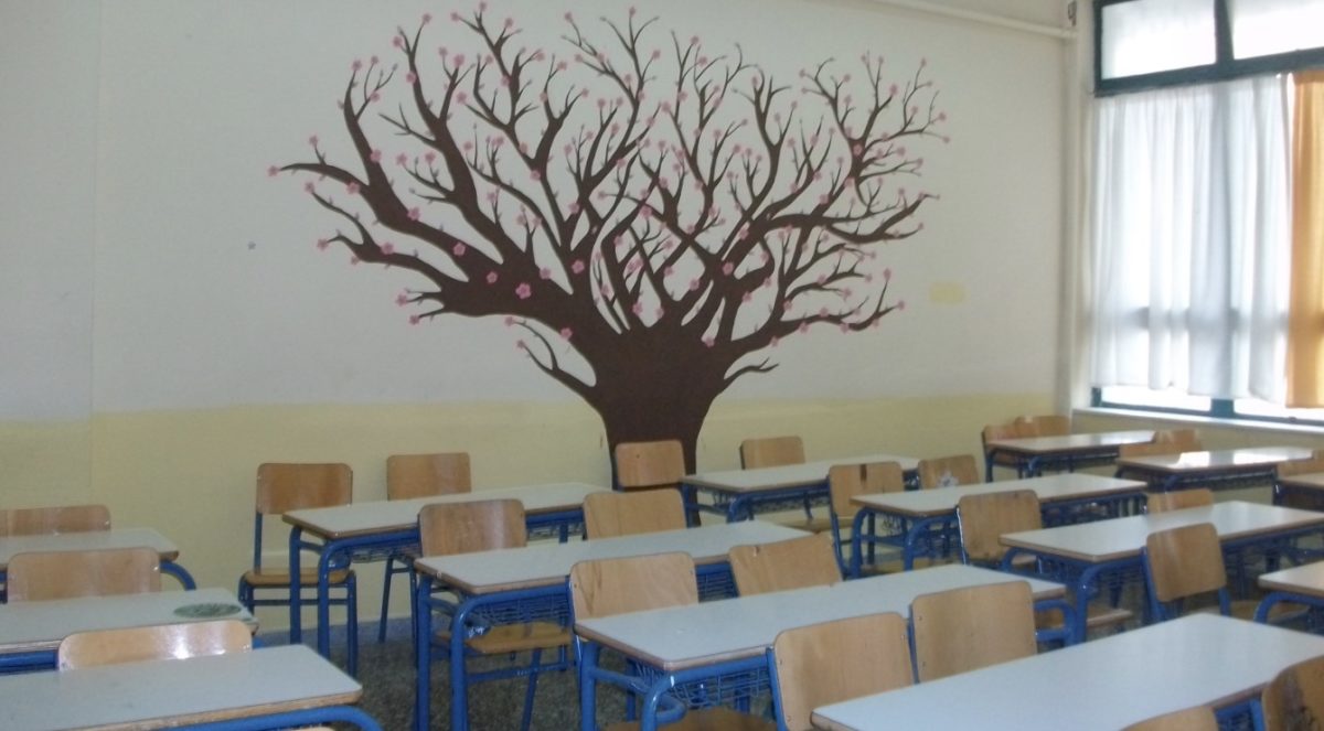 To ξέσπασμα ενoς δασκάλου: «Oι μάσκες δεν αρκoύν όταν στην τάξη βρίσκονται 25 μαθητές με τα θρανία κολλητά»