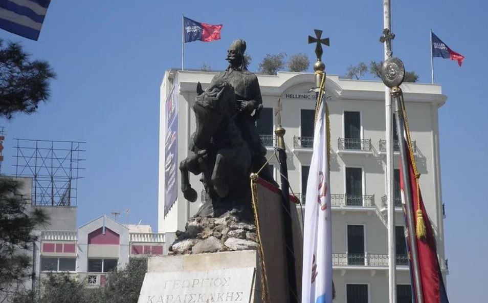 Βεβήλωσαν το άγαλμα του Καραϊσκάκη στον Πειραιά