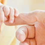 Εγκατάλειψη βρέφους: Η «μάνα» το θήλασε, το κοίμισε και το άφησε κάτω από ένα δέντρο