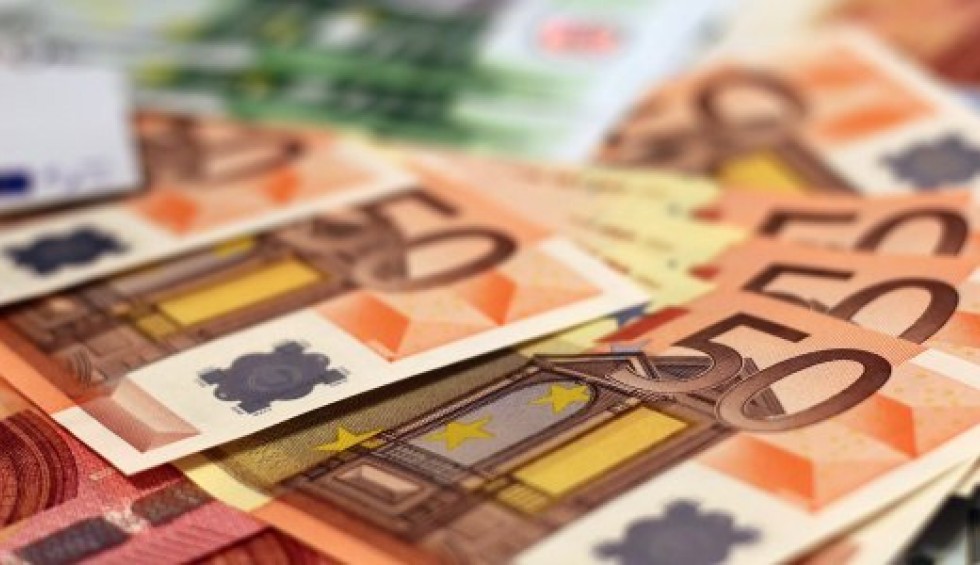 52χρονη είδε στον λογαριασμό της από λάθος 100.000 ευρώ - «Τα έφαγε» και τώρα θα μπει στη φυλακή