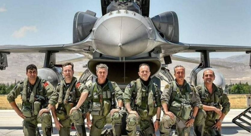 Τούρκοι και Πακιστανοί πιλότοι ποζάρουν και υποστηρίζουν πως «είναι οι καλύτεροι στον κόσμο»