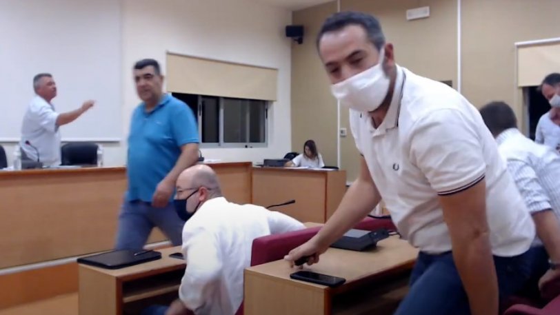 Μπουνιές και γαλλικά στο δημοτικό συμβούλιο Δ. Αχαΐας: «Μην κουνάς το χέρι παλιοτόμαρο»