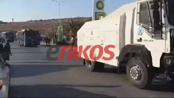 Λέσβος: Υδροφόρες της ΕΛ.ΑΣ. και κλούβες των ΜΑΤ στο νησί