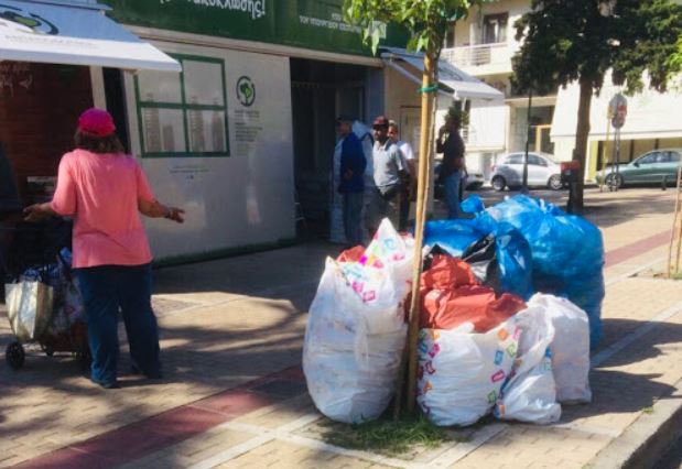 Καλλιθέα: Ξυλοδαρμός δημοτικού υπαλλήλου μπροστά από το Χαροκόπειο
