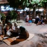 Δεκάδες μετανάστες συναθροίζονται στην πλατεία Βικτώριας με τους περισσότερους εξ αυτών να μην φορούν μάσκες