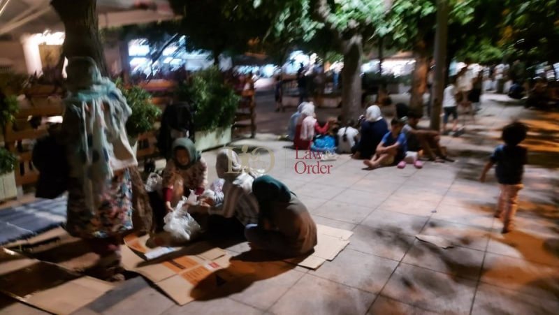 Δεκάδες μετανάστες συναθροίζονται στην πλατεία Βικτώριας με τους περισσότερους εξ αυτών να μην φορούν μάσκες