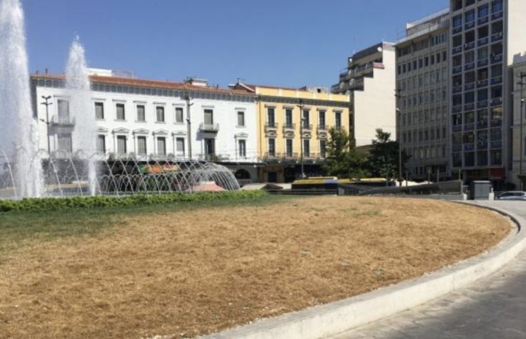 Ξεράθηκε το γκαζόν στο νέο συντριβάνι της πλατείας Ομόνοιας 4 μήνες μετά τα εγκαίνια