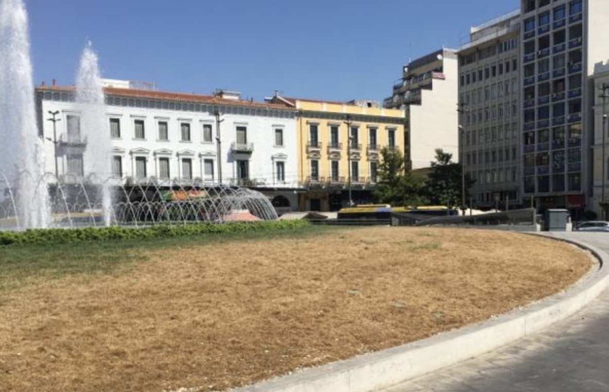 Ξεράθηκε το γκαζόν στο νέο συντριβάνι της πλατείας Ομόνοιας 4 μήνες μετά τα εγκαίνια