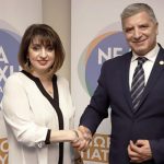 Περιφερειακή σύμβουλος βγήκε σε τηλεδιάσκεψη από την ξαπλώστρα στην παραλία