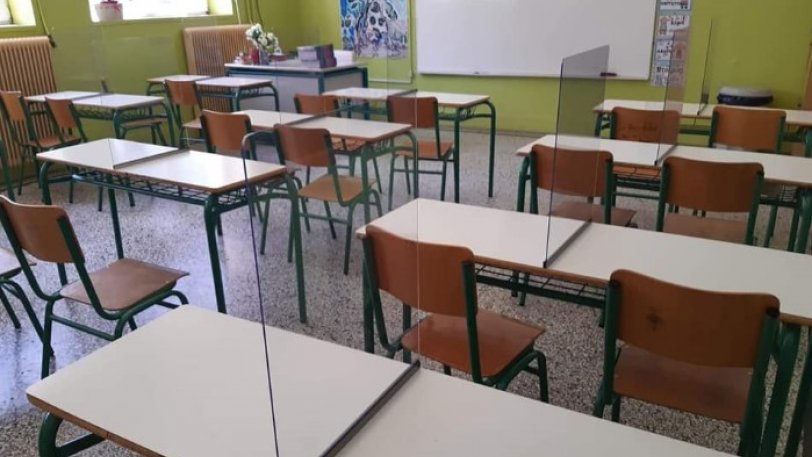 Γονείς πλήρωσαν και έβαλαν μόνοι τους πλεξιγκλάς σε δημοτικό στην Θεσσαλονίκη