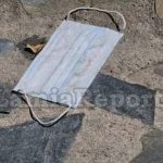 Πήρε τη μάσκα από τα σκουπίδια και τη φόρεσε για να μπει στο λεωφορείο