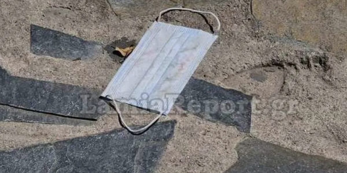 Πήρε τη μάσκα από τα σκουπίδια και τη φόρεσε για να μπει στο λεωφορείο