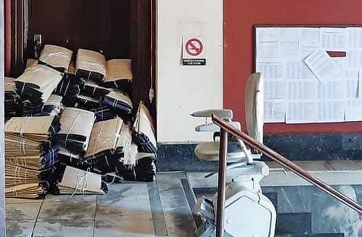 Κεντρικό κτήριο ΝΑΤ: Πεταμένοι φάκελοι συνταξιούχων στο πάτωμα και ποντίκια να τρώνε τις καρτέλες τους