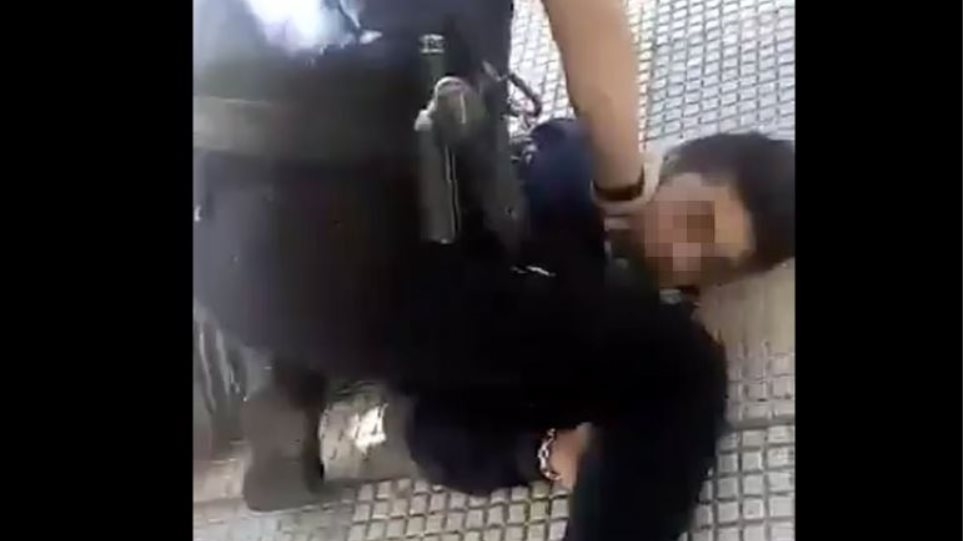 Ισπανία: Αστυνομικός γονάτισε στο λαιμό 14χρονου που δεν φορούσε μάσκα