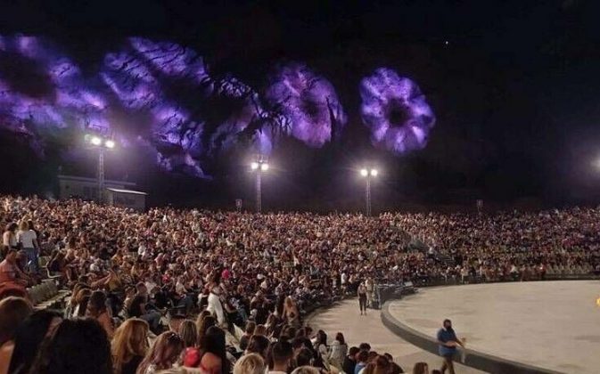 Τo έλα να δεις στη συναυλία της Νατάσας Θεοδωρίδου – Χωρίς αποστάσεις και με ελάχιστους να φορούν μάσκα